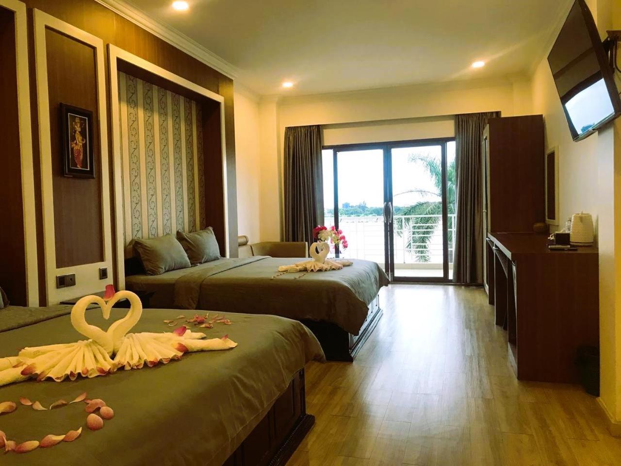 4 ริเวอร์ โฮเต็ล Hotel พนมเปญ ภายนอก รูปภาพ