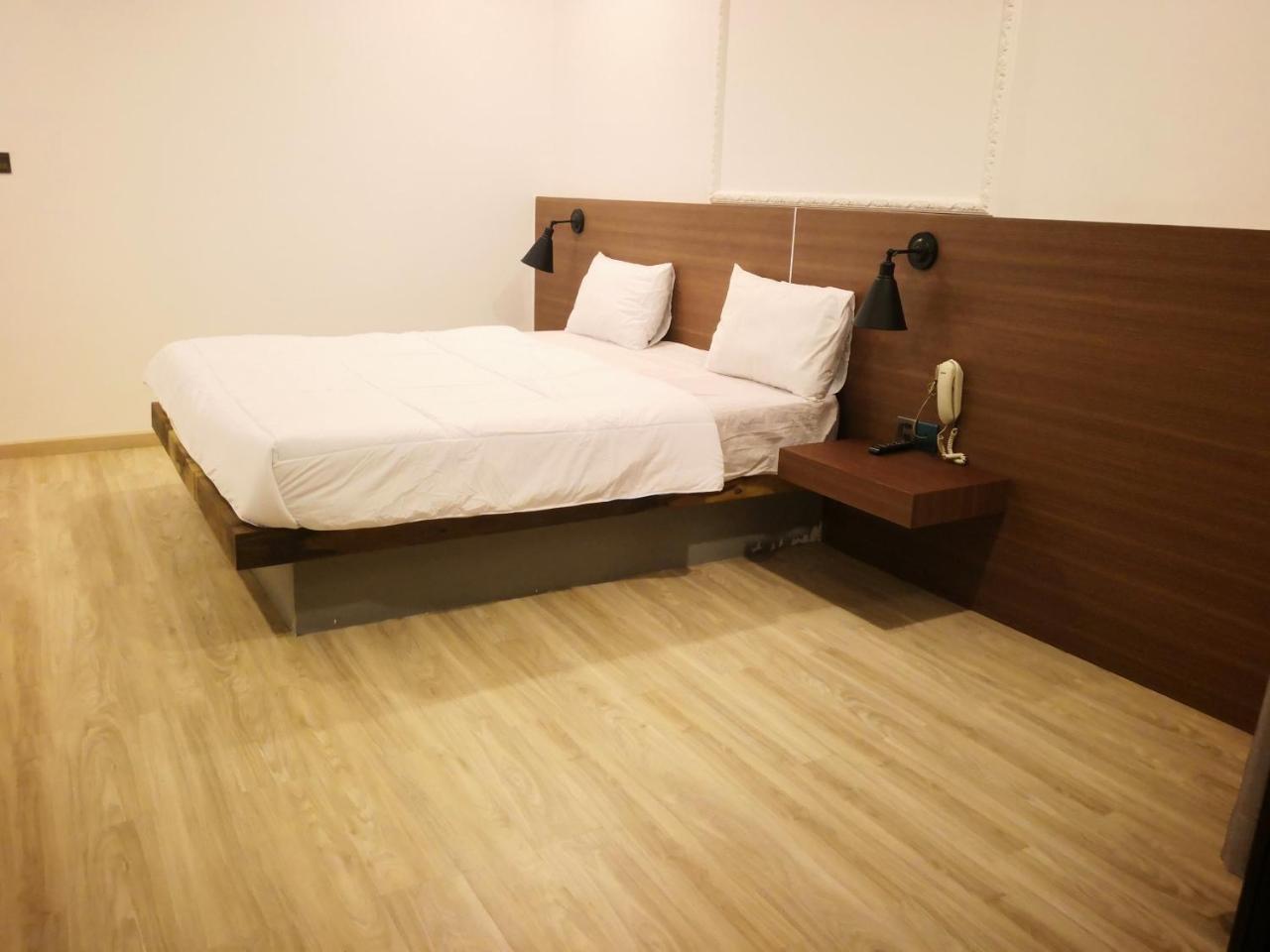 4 ริเวอร์ โฮเต็ล Hotel พนมเปญ ภายนอก รูปภาพ