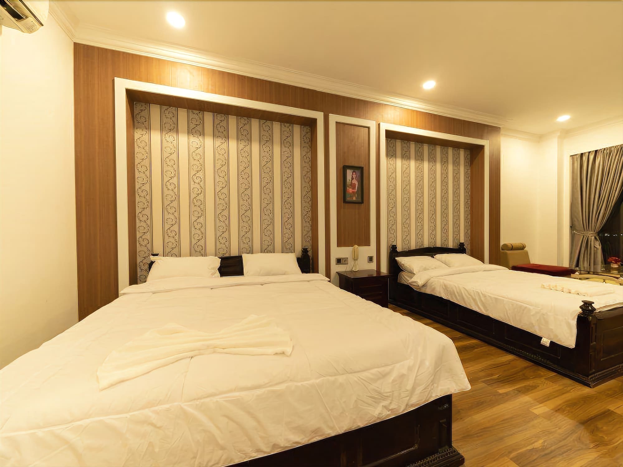 4 ริเวอร์ โฮเต็ล Hotel พนมเปญ ภายนอก รูปภาพ